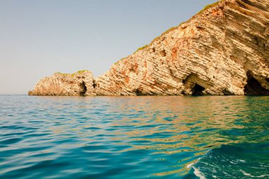 Güzel deniz manzarası, kayalıklı ve plajlı kıyı manzarası, Korfu adası, Yunanistan.