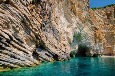 Güzel deniz manzarası, kayalıklı ve plajlı kıyı manzarası, Korfu adası, Yunanistan.