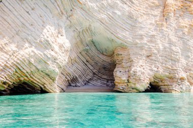 Güzel deniz manzarası, kayalıklı ve plajlı kıyı manzarası, Korfu adası, Yunanistan.