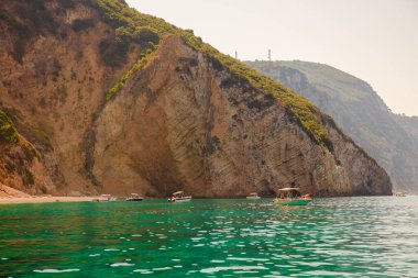Güzel deniz manzarası, kayalıklı ve plajlı kıyı manzarası, Korfu adası, Yunanistan.