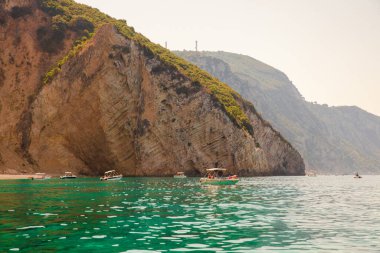 Güzel deniz manzarası, kayalıklı ve plajlı kıyı manzarası, Korfu adası, Yunanistan.