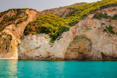 Güzel deniz manzarası, kayalıklı ve plajlı kıyı manzarası, Korfu adası, Yunanistan.