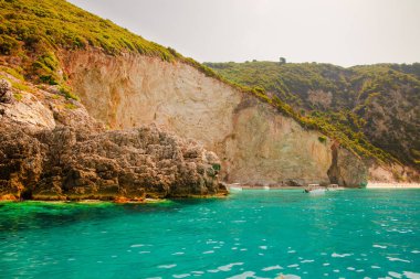 Güzel deniz manzarası, kayalıklı ve plajlı kıyı manzarası, Korfu adası, Yunanistan.