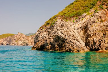 Güzel deniz manzarası, kayalıklı ve plajlı kıyı manzarası, Korfu adası, Yunanistan.