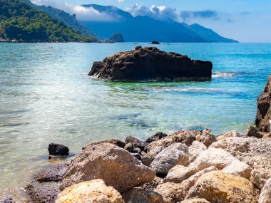 Güzel deniz manzarası, kayalıklı ve plajlı kıyı manzarası, Korfu adası, Yunanistan.