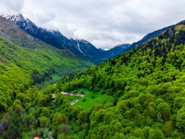 Bulgaristan 'daki Rila dağı baharda bulutlar ve sis ile