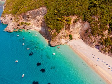 Güzel deniz manzarası, kayalıklı ve plajlı kıyı manzarası, Korfu adası, Yunanistan.