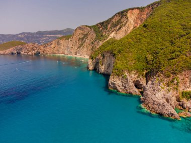 Güzel deniz manzarası, kayalıklı ve plajlı kıyı manzarası, Korfu adası, Yunanistan.