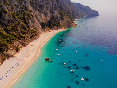 Güzel deniz manzarası, kayalıklı ve plajlı kıyı manzarası, Korfu adası, Yunanistan.