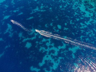 Güzel deniz manzarası, kayalıklı ve plajlı kıyı manzarası, Korfu adası, Yunanistan.