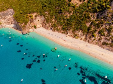 Güzel deniz manzarası, kayalıklı ve plajlı kıyı manzarası, Korfu adası, Yunanistan.