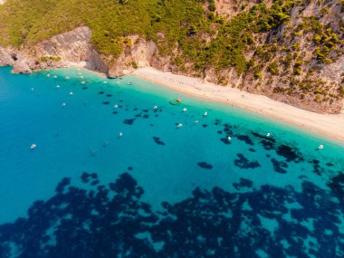 Güzel deniz manzarası, kayalıklı ve plajlı kıyı manzarası, Korfu adası, Yunanistan.
