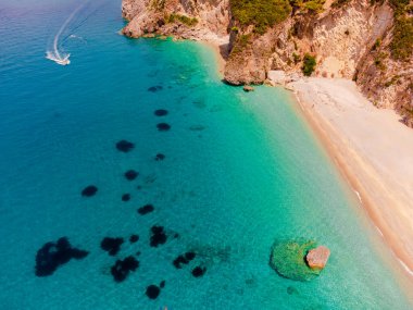 Güzel deniz manzarası, kayalıklı ve plajlı kıyı manzarası, Korfu adası, Yunanistan.