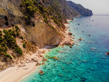 Güzel deniz manzarası, kayalıklı ve plajlı kıyı manzarası, Korfu adası, Yunanistan.