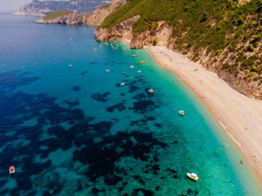 Güzel deniz manzarası, kayalıklı ve plajlı kıyı manzarası, Korfu adası, Yunanistan.