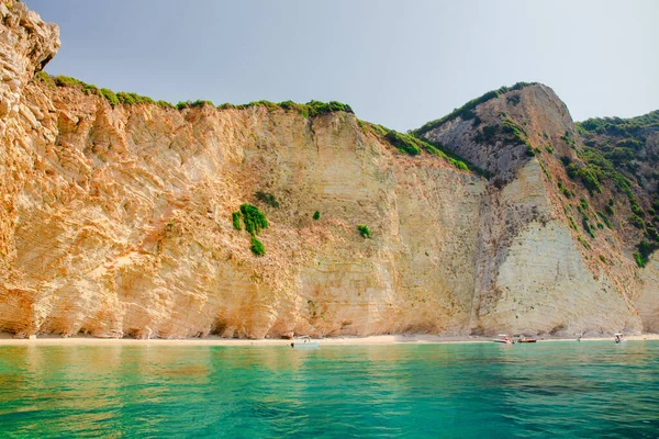 Güzel deniz manzarası, kayalıklı ve plajlı kıyı manzarası, Korfu adası, Yunanistan.
