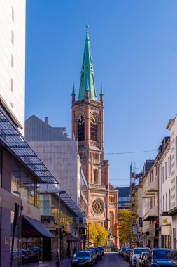 Almanya 'nın Düsseldorf şehrinde Ren nehri. Binaları olan ünlü bir yer.