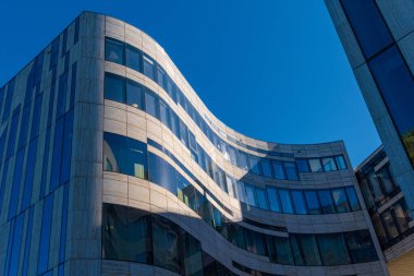 Almanya 'nın Düsseldorf şehrinde Ren nehri. Binaları olan ünlü bir yer.