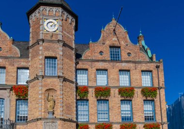 Almanya 'nın Düsseldorf şehrinde Ren nehri. Binaları olan ünlü bir yer.