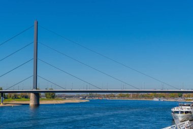 Almanya 'nın Düsseldorf şehrinde Ren nehri. Binaları olan ünlü bir yer.