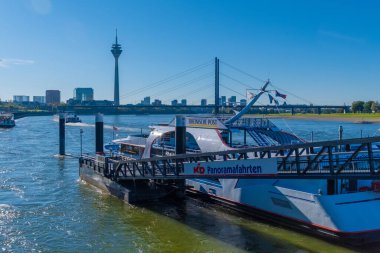 Almanya 'nın Düsseldorf şehrinde Ren nehri. Binaları olan ünlü bir yer.