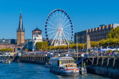 Almanya 'nın Düsseldorf şehrinde Ren nehri. Binaları olan ünlü bir yer.
