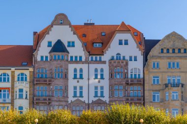 Almanya 'nın Düsseldorf şehrinde Ren nehri. Binaları olan ünlü bir yer.
