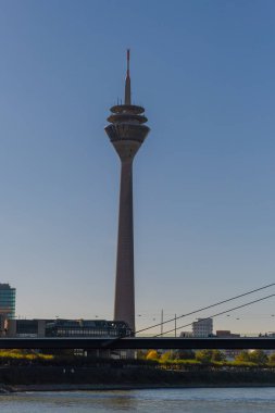 Almanya 'nın Düsseldorf şehrinde Ren nehri. Binaları olan ünlü bir yer.