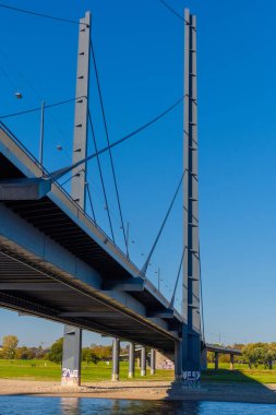 Almanya 'nın Düsseldorf şehrinde Ren nehri. Binaları olan ünlü bir yer.