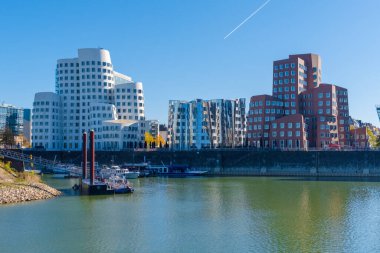 Almanya 'nın Düsseldorf şehrinde Ren nehri. Binaları olan ünlü bir yer.