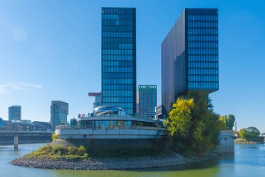 Almanya 'nın Düsseldorf şehrinde Ren nehri. Binaları olan ünlü bir yer.