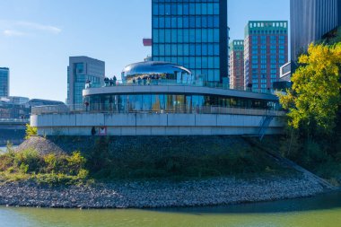 Almanya 'nın Düsseldorf şehrinde Ren nehri. Binaları olan ünlü bir yer.