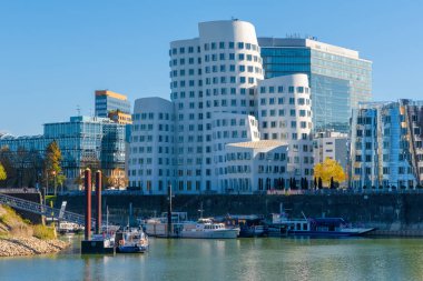 Almanya 'nın Düsseldorf şehrinde Ren nehri. Binaları olan ünlü bir yer.