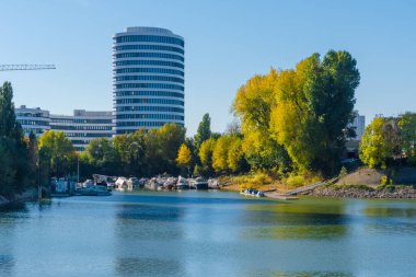 Almanya 'nın Düsseldorf şehrinde Ren nehri. Binaları olan ünlü bir yer.