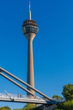 Almanya 'nın Düsseldorf şehrinde Ren nehri. Binaları olan ünlü bir yer.