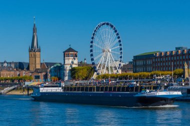 Almanya 'nın Düsseldorf şehrinde Ren nehri. Binaları olan ünlü bir yer.
