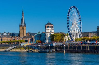 Almanya 'nın Düsseldorf şehrinde Ren nehri. Binaları olan ünlü bir yer.