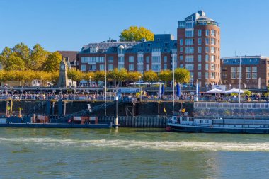 Almanya 'nın Düsseldorf şehrinde Ren nehri. Binaları olan ünlü bir yer.