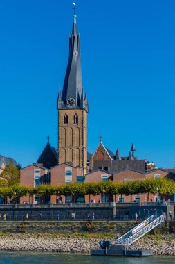 Almanya 'nın Düsseldorf şehrinde Ren nehri. Binaları olan ünlü bir yer.