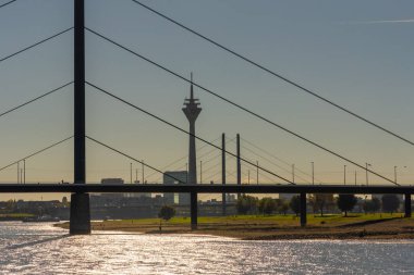 Almanya 'nın Düsseldorf şehrinde Ren nehri. Binaları olan ünlü bir yer.