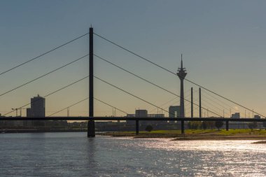 Almanya 'nın Düsseldorf şehrinde Ren nehri. Binaları olan ünlü bir yer.