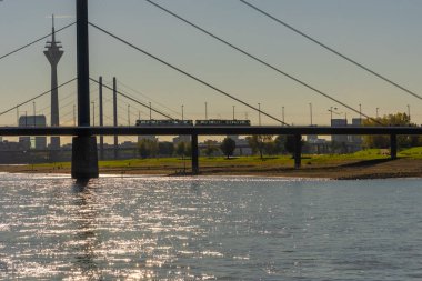 Almanya 'nın Düsseldorf şehrinde Ren nehri. Binaları olan ünlü bir yer.