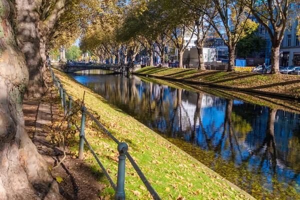 Almanya 'nın Düsseldorf şehrinde Ren nehri. Binaları olan ünlü bir yer.