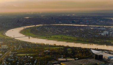 Almanya 'daki Düsseldorf Rhein nehrinin günbatımı görüntüsü