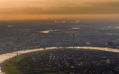 Almanya 'daki Düsseldorf Rhein nehrinin günbatımı görüntüsü