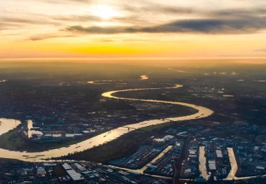 Almanya 'daki Düsseldorf Rhein nehrinin günbatımı görüntüsü