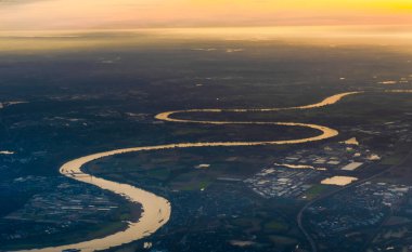 Almanya 'daki Düsseldorf Rhein nehrinin günbatımı görüntüsü