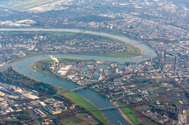 Almanya 'daki Düsseldorf Rhein nehrinin günbatımı görüntüsü