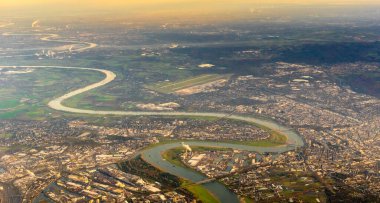 Almanya 'daki Düsseldorf Rhein nehrinin günbatımı görüntüsü