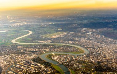 Almanya 'daki Düsseldorf Rhein nehrinin günbatımı görüntüsü